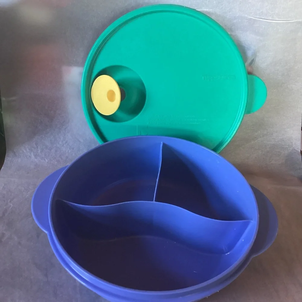 Tupperware Crystal Wave Plus 3 compartment dish with vented lid